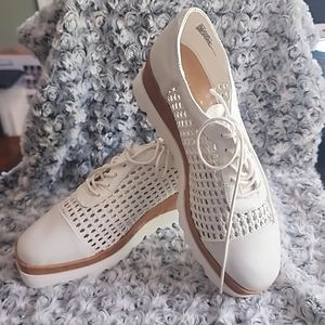 Mesh wedge shoes